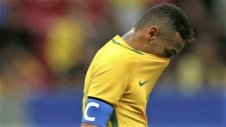 Mal momento de Neymar en Brasil