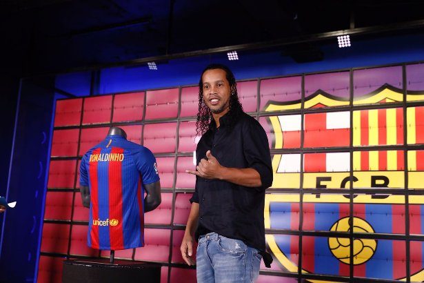 Ronaldinho fue presentado como embajador